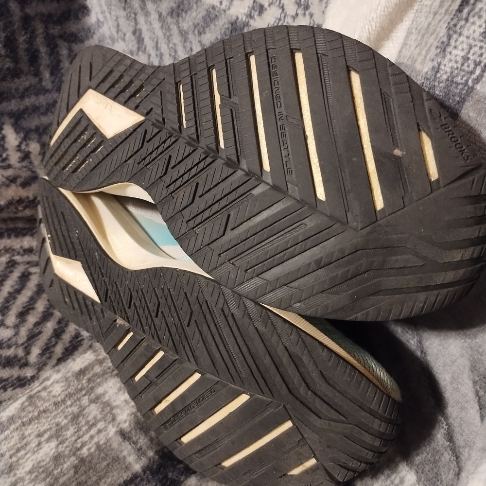 Brooks Women's Levitate 4 - Size 10 - Picture 10 of 16